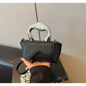 Schicke schwarze Mini Handtasche für Damen mit einzigartigem silbernen Griff und Umhängetasche.