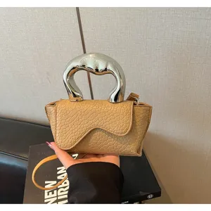 Modische Damenhandtasche mit einzigartigem silbernen Metallgriff und strukturierter Lederoptik.