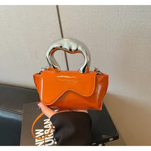 Details zur trendigen orangefarbenen Lackleder Umhängetasche mit silbernem Designer Griff.