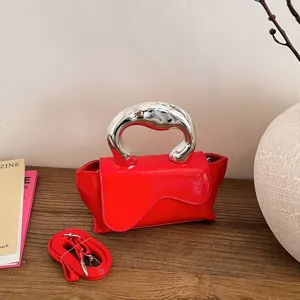 Rote Lackleder Handtasche mit einzigartigem silbernen Metallgriff, schicke Umhängetasche.