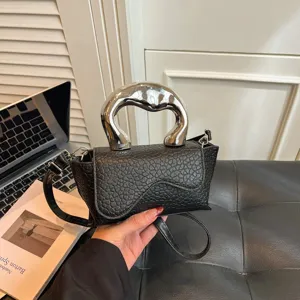 Schwarze Damen Mini Handtasche mit einzigartigem silbernem skulpturalem Griff Umhängetasche.