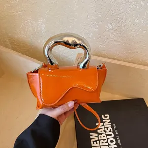 Orange Lackleder Handtasche mit metallischem abstrakten Griff stilvolle Umhängetasche für Damen