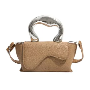 Modische braune Damen Umhängetasche mit auffälligem Metallgriff und Sattelklappendesign.