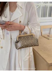 Vue détaillée du sac bandoulière rétro strass avec chaîne pour femmes élégantes.