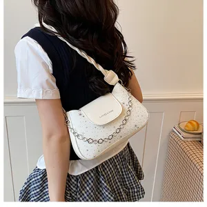 Vue détaillée du sac porté épaule blanc tendance avec motif d'étoiles et bandoulière chaîne.
