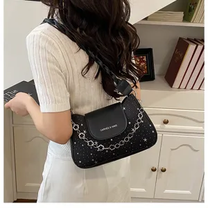 Vue détaillée du sac porté épaule noir chic avec motifs d'étoiles et élégante bandoulière chaîne.