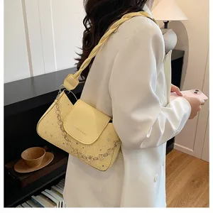 Vue détaillée du sac porté épaule jaune tendance avec motif d'étoiles et chaîne élégante.