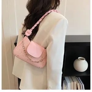 Sac à bandoulière rose élégant pour femme, motif d'étoiles chic, accessoire mode.