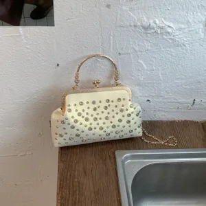 Sac de soirée élégant en strass avec bandoulière chaîne et poignée en métal pour femme.