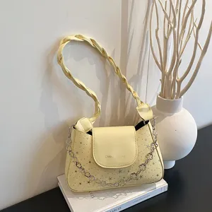 Sac à bandoulière jaune pour femme avec anse tressée et motif d'étoiles élégant.