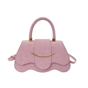 Rosa elegante bolso de hombro con diseño de nicho, bolso de mano moderno para mujer.