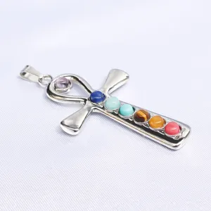 Pendentif croix Ankh en argent avec pierres précieuses chakra multicolores et élégantes.