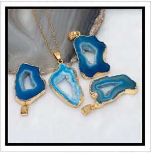 Natuurlijke blauwe agaat geode hanger met gegalvaniseerde goudrand en bijpassende ketting.