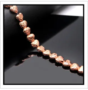 Roségold beschichtete Lavastein Herzperlen Detailaufnahme für DIY Armband Schmuckherstellung.