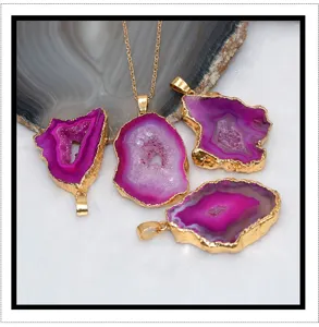 Natuurlijke agaat geode hanger ketting met vergulde rand, onregelmatige ruwe steen.
