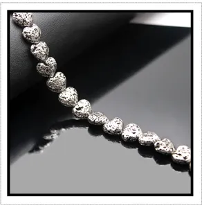 Silber vergoldete herzförmige Vulkangestein Perlen Detailansicht, ideal für DIY Schmuck.