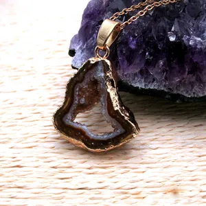 Natuurlijke agaat geode hanger met vergulding onregelmatige ruwe kristallen halsketting