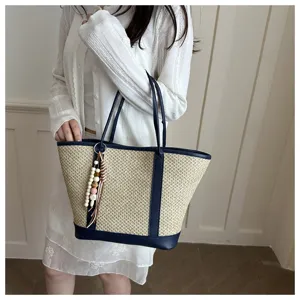 Dames zomer stro geweven shopper tas met blauwe afwerking en houten kralen hanger.
