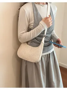 Detailansicht der gewebten Damen Stroh Achseltasche, schicke Sommer lässige beige Hobo Tasche.