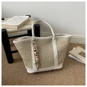 Zomerse strooien shopper voor dames, stijlvolle gewoven schoudertas met witte lederen afwerking.