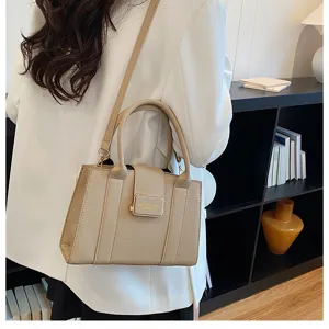 Sac cabas décontracté en cuir PU beige avec poignées et bandoulière pour femmes au quotidien.
