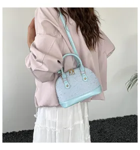 Sac dome bleu clair avec imprimé d'étoiles, détail de sac à bandoulière pour femmes.