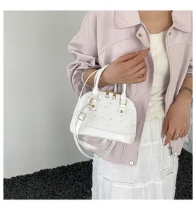 Sac à main dôme blanc imprimé étoiles pour femme, élégant sac bandoulière chic.