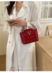 Borsa a tracolla rossa con bolle e logo V dorato, elegante borsa da donna alla moda.