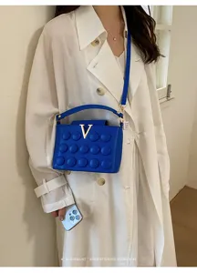 Borsa tracolla blu trapuntata con chiusura a V in metallo per stile quotidiano.