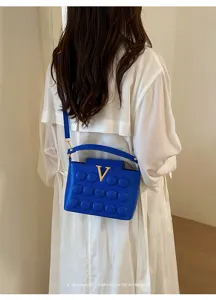 Borsa a tracolla trapuntata blu con logo V dorato retro minimalista elegante borsa donna