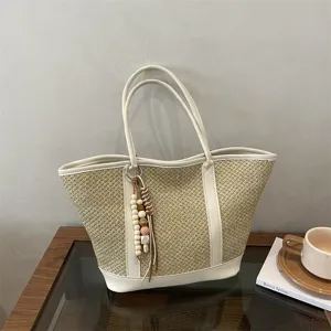 Dames zomer stro tote tas geweven schoudertas met PU lederen afwerking en kralen hanger