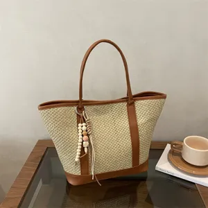Vrouwen zomer stro geweven tote tas schoudertas met bruine PU lederen afwerking en kralen hanger