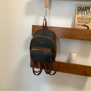 Petit sac a dos en cuir PU pour femme, cartable de loisirs elegant en gris et marron.