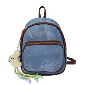 Sac à dos en jean bleu avec bordure en cuir marron, joli pendentif lune et design.