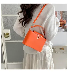 Elégant sac à main bandoulière minimaliste pour femme orange vif tendance et mode
