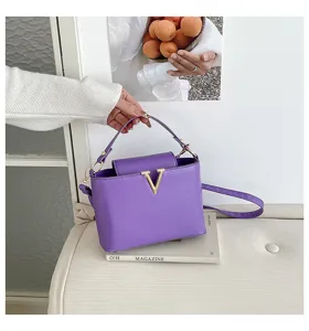 Vue détaillée d'un sac à bandoulière violet chic doté d'un fermoir en métal élégant et pratique.