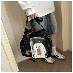 Primo piano della borsa ita stellata con finestra trasparente e coniglietto di peluche.