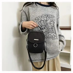 Borsa a tracolla nera in nylon, borsa casual compatta con dettaglio anello metallico.