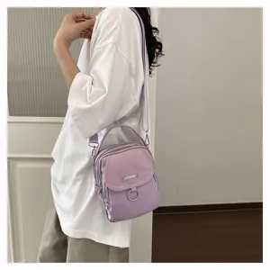 Dettaglio borsa tracolla nylon viola, con scomparti con zip multipli e comodo manico superiore.