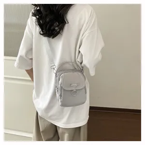Vista dettagliata della borsa a tracolla grigia in nylon elegante con manico per uso quotidiano.