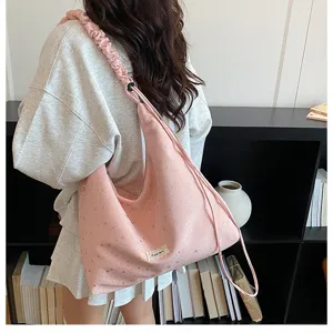 Pink star print slouchy shoulder bag, large capacity casual tote bag detail view.