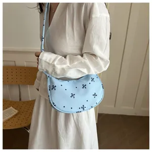 Borsa a tracolla a mezzaluna azzurra con stampa fiocco, borsa casual molto trendy.