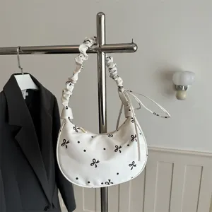 Borsa a tracolla hobo bianca in stile coreano con stampa fiocco nero e pois, elegante.
