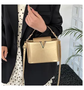 Élégant sac à bandoulière doré métallique pour femme, sac fourre-tout tendance avec logo V.