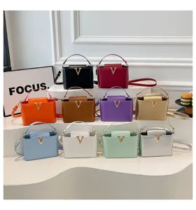 Sac a main femme decontracte unicolore porte epaule poignee avec boucle V metal retro detail