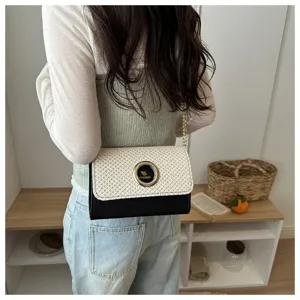 Sac à bandoulière tendance pour femme, design colorblock et paille tissée pour le quotidien.