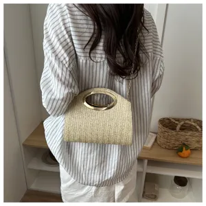 Elegante borsa a tracolla in paglia da donna con manico in metallo e catena dorata.