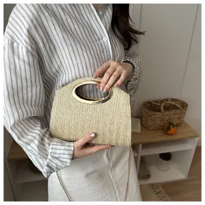 Borsa a tracolla in paglia con manico di metallo, design chic minimalista per donne eleganti.