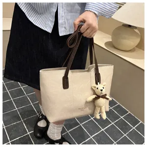 Borsa shopper bicolore casual da donna, borsa a spalla capiente con ciondolo orsetto.