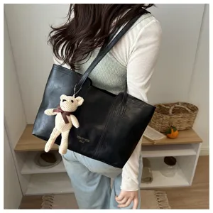 Borsa shopper nera in pelle PU da donna, grande borsa a spalla con grazioso ciondolo orsetto.